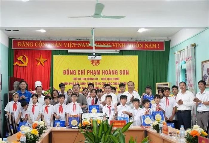 Chủ tịch UBND thành phố Bắc Ninh Phạm Hoàng Sơn cùng đoàn công tác trao quà cho trẻ em được chăm sóc, nuôi dưỡng tại Cơ sở Bảo trợ xã hội tổng hợp Bắc Ninh.