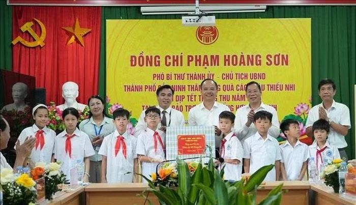 Lãnh đạo phường Bắc Giang trao quà cho trẻ em tại Cơ sở Bảo trợ xã hội tổng hợp Bắc Ninh.