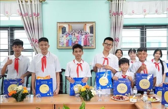 Các em nhỏ hào hứng khi được nhận quà nhân dịp Tết Trung thu năm 2026.