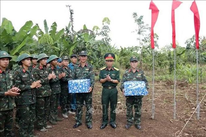 Tặng quà động viên Đội tìm kiếm, quy tập hài cốt liệt sĩ (đội K75) đang thực hiện khai quật tại thôn Đắc Thọ, xã Hoài Đức (Lâm Đồng).