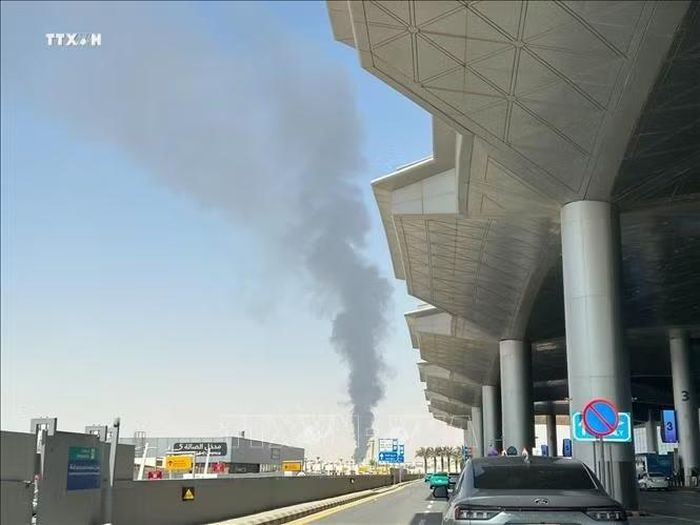 Khói dày đặc bốc lên gần sân bay quốc tế King Khalid ở phía Đông Bắc thủ đô Riyadh, Saudi Arabia ngày 19/9/2026. Ảnh: THX/TTXVN phát