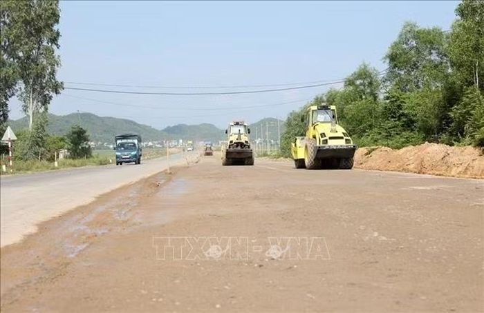 Các nhà thầu huy động thiết bị xe máy triển khai thi công các hạng mục nền đường.
