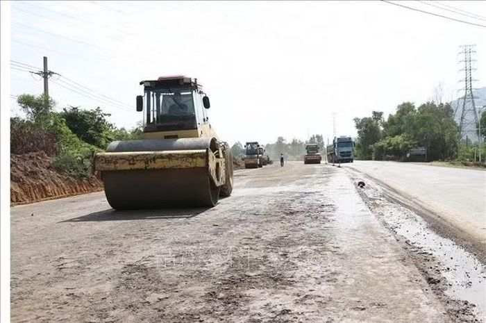 Các nhà thầu huy động thiết bị xe máy triển khai thi công các hạng mục nền đường.