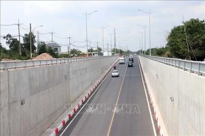 Tại gói thầu XL6 ở khu vực phía Tây của TP Hồ Chí Minh (địa bàn huyện Củ Chi cũ), công trường vẫn duy trì thi công liên tục dù thời tiết nắng nóng. Ảnh: Tiến Lực/TTXVN