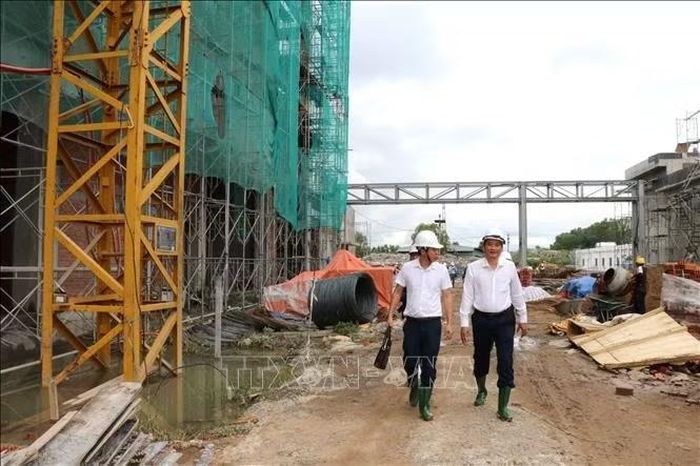 Phó Chủ tịch UBND tỉnh Vĩnh Long Nguyễn Quỳnh Thiện (phải) khảo sát tiến độ Dự án Nhà máy xử lý chất thải rắn Trà Vinh.