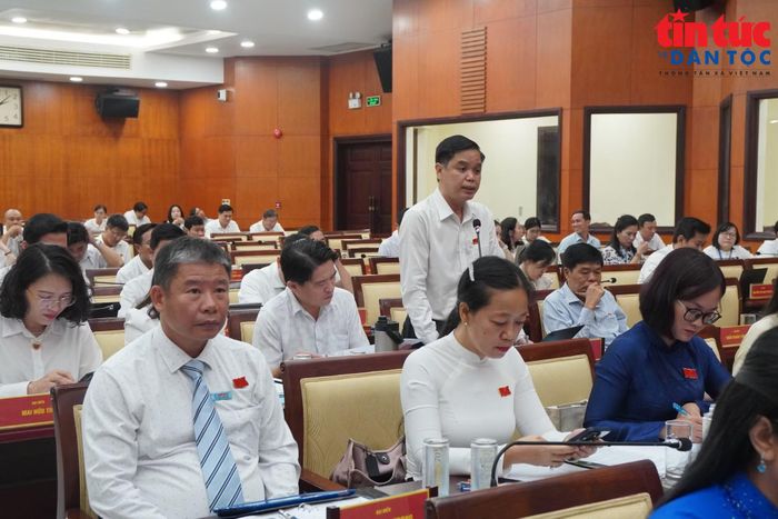 Các đại biểu thảo luận tại tổ để đưa ra ý kiến góp ý cho các dự thảo của các tờ trình mà UBND TP Hồ Chí Minh trình bày.
