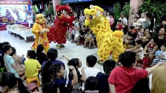 Màn múa lân rực rỡ sắc màu cùng tiếng trống rộn ràng thắp sáng không gian đêm hội Trăng rằm, mang niềm vui cho thiếu nhi tổ dân phố Hòa Mỹ 2, phường Hòa Khánh (Đà Nẵng). Ảnh: Anh Dũng/TTVXN