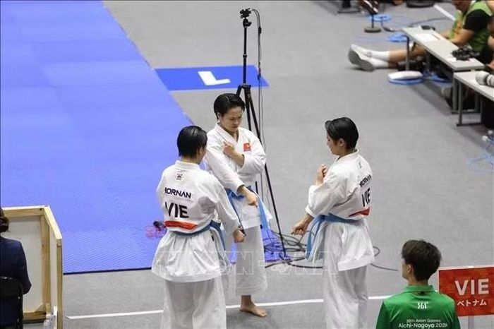 Ba tuyển thủ Bùi Ngọc Nhi, Hoàng Thị Thu Uyên và Nguyễn Ngọc Trâm chuẩn bị thực hiện bài thi đấu của nội dung Kata đồng đội nữ. Ảnh: TTXVN phát.