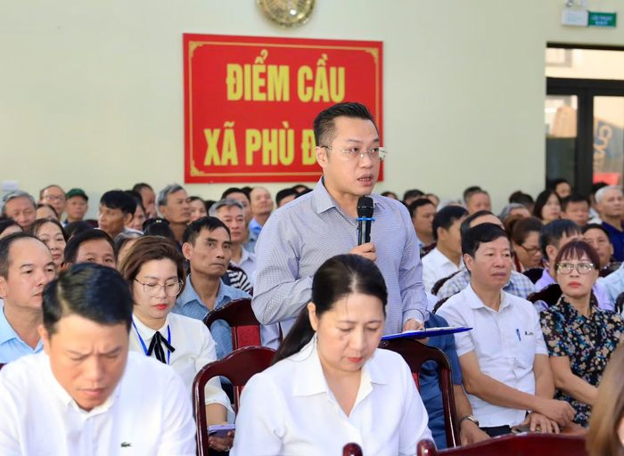 Cử tri đơn vị bầu cử số 10 TP Hà Nội nêu ý kiến tại hội nghị.