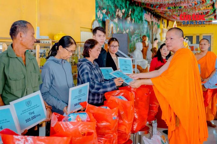 Đại đức Châu Hoài Thái, Trụ trì chùa Tông Kim Quang (xã Phú Giáo, TP Hồ Chí Minh) chăm lo cho người dân có hoàn cảnh khó khăn dịp Tết cổ truyền dịp Chol Chnam Thmay 2026.