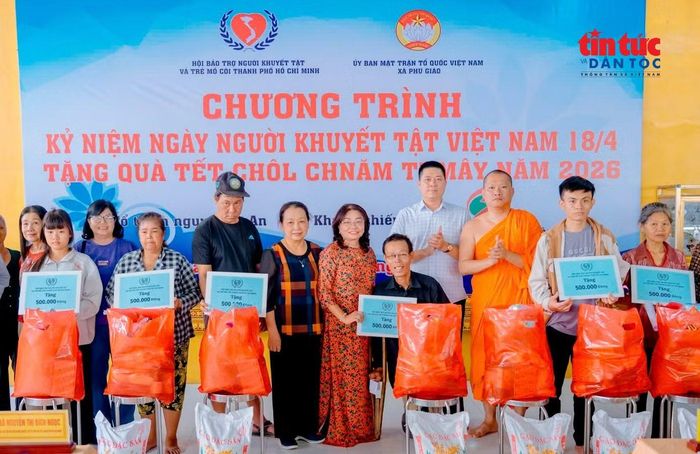 Đại đức Châu Hoài Thái, Trụ trì chùa Tông Kim Quang phối hợp cùng với Ủy ban MTTQ Việt Nam xã Phú Giáo tặng quà cho người dân có hoàn cảnh khó khăn nhân dịp Tết cổ truyền Chol Chnam Thmay 2026.