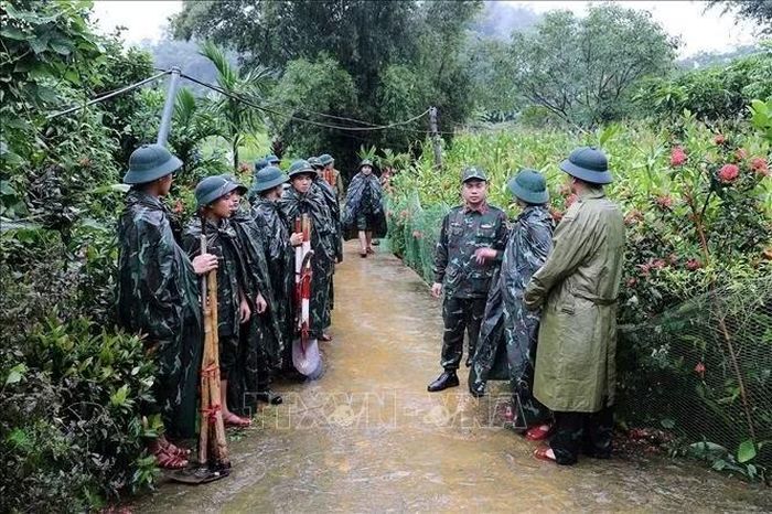 Các đơn vị quân sự tiến hành công tác khắc phục sạt lở. Ảnh: Thanh Hải/TTXVN