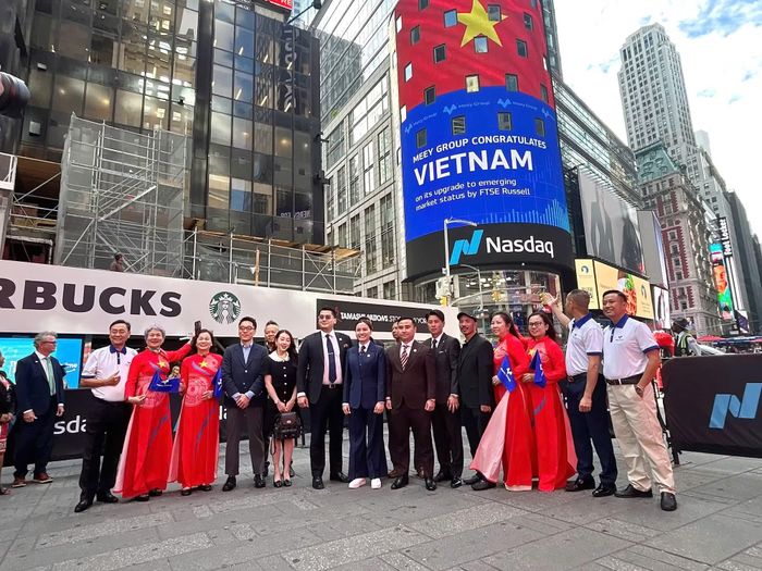Đoàn doanh nghiệp Việt Nam lưu lại khoảnh khắc tại Quảng trường Thời đại (New York) trong tuần thị trường chứng khoán Việt Nam được FTSE Russell nâng hạng.