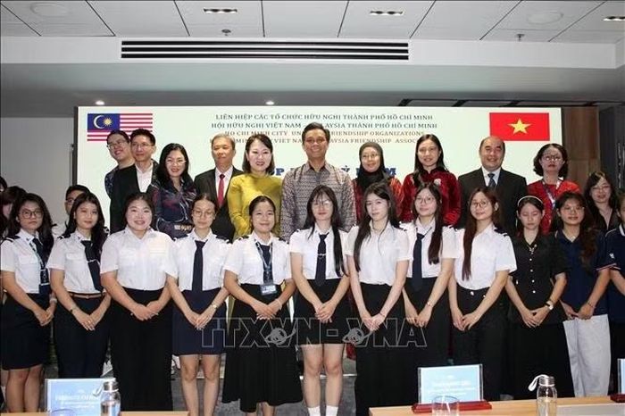 Lãnh đạo Liên hiệp các tổ chức hữu nghị Thành phố; ông Firdauz Bin Othman, Tổng Lãnh sự Malaysia tại Thành phố Hồ Chí Minh cùng các sinh viên Việt Nam, Malaysia tham dự buổi lễ.