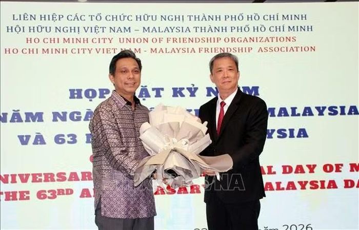 Ổng Trần Ngọc Sơn (phải), Chủ tịch Hội hữu nghị Việt Nam - Malaysia Thành phố Hồ Chí Minh, tặng hoa chúc mừng ông Firdauz Bin Othman, Tổng Lãnh sự Malaysia tại Thành phố Hồ Chí Minh.