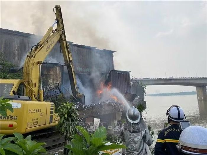 Vụ cháy đã nhanh chóng được dập tắt nhờ sự phản ứng nhanh chóng của lực lượng Cảnh sát PCCC và CNCH. Ảnh: Nhật Anh/TTXVN