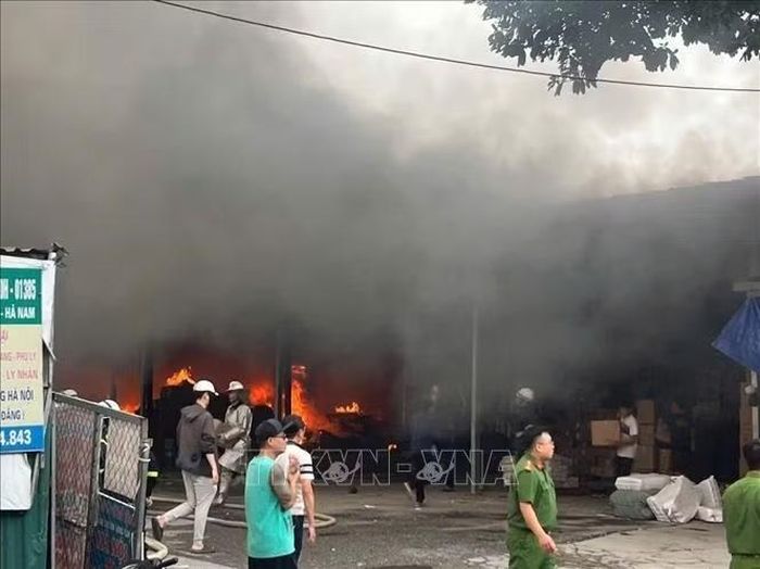 Sau nửa tiếng, ngọn lửa đã cơ bản được khống chế. Ảnh: Phạm Kiên/TTXVN