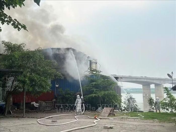 Lực lượng Cảnh sát PCCC và CNCH triển khai dập tắt đám cháy. Ảnh: Phạm Kiên/TTXVN