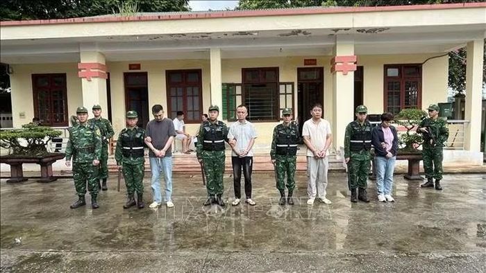 Các đối tượng xuất nhập cảnh trái phép bị BĐBP bắt giữ. Ảnh: TTXVN phát