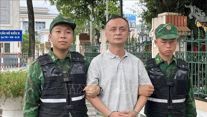 Đối tượng Lưu Trí Quân bị bắt giữ tại khu vực cửa khẩu. Ảnh: TTXVN phát