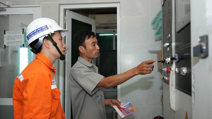 Nhân viên CTĐL Vũng Tàu phối hợp với khách hàng kiểm tra hệ thống điện, kịp thời nhận diện và xử lý các nguy cơ mất an toàn trước mùa mưa bão.