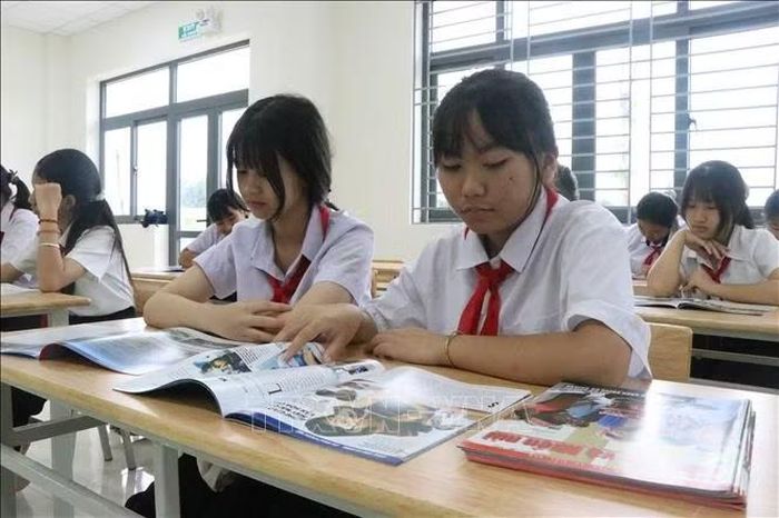 Học sinh đọc sách tại thư viện mới của Trường Phổ thông nội trú Tiểu học và Trung học cơ sở Buôn Đôn xã Buôn Đôn, tỉnh Đắk Lắk.