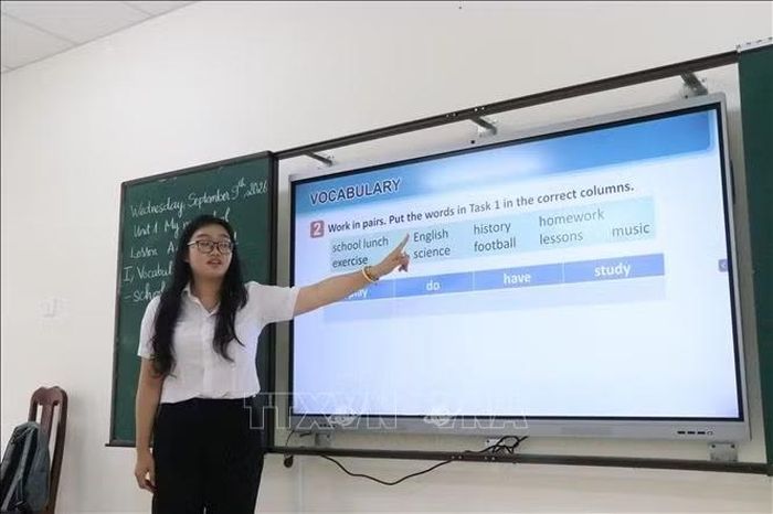 Giáo viên hướng dẫn học sinh trong những ngày đầu làm quen với môi trường học tập mới.