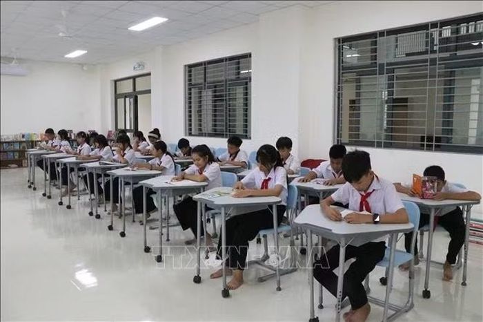 Học sinh vùng biên phấn khởi học tập trong ngôi trường mới khang trang, hiện đại.