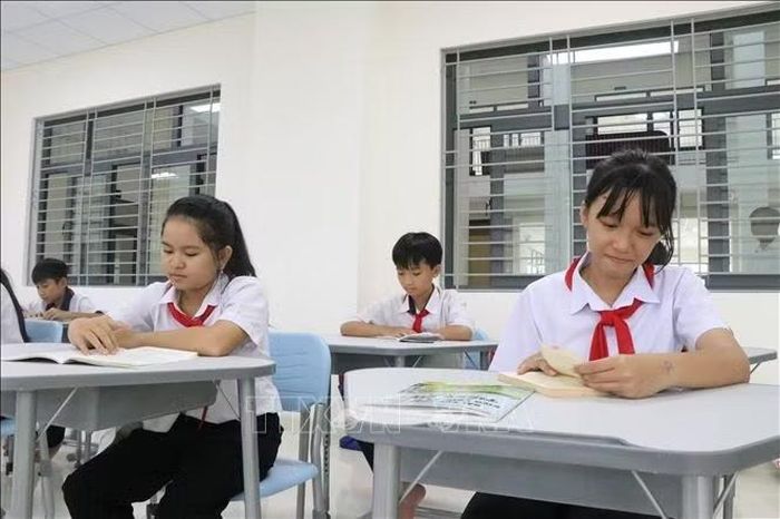 Cơ sở vật chất được đầu tư đồng bộ đáp ứng nhu cầu dạy và học của nhà trường.