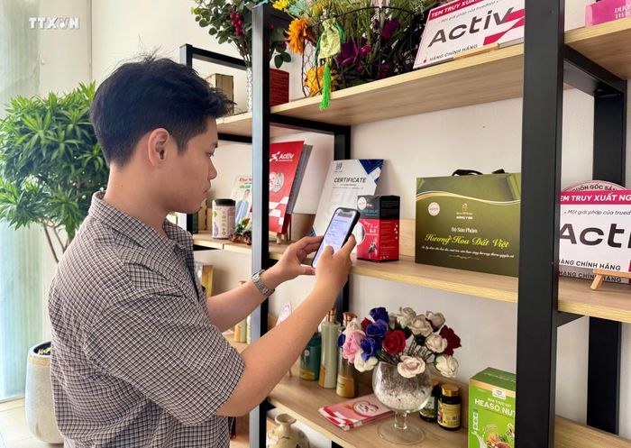 Người tiêu dùng có thể quét mã QR để tra cứu thông tin và truy xuất nguồn gốc sản phẩm. Ảnh: TTXVN