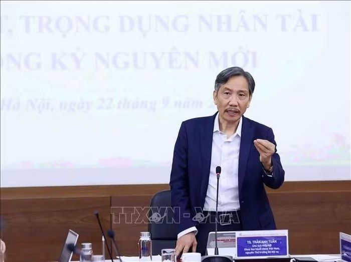 Tiến sĩ Trần Anh Tuấn, Chủ tịch Hiệp hội Khoa học hành chính Việt Nam, nguyên Thứ trưởng Bộ Nội vụ phát biểu định hướng. Ảnh: Văn Điệp/TTXVN