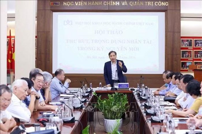 Tiến sĩ Trần Anh Tuấn, Chủ tịch Hiệp hội Khoa học hành chính Việt Nam, nguyên Thứ trưởng Bộ Nội vụ chủ trì. Ảnh: Văn Điệp/TTXVN