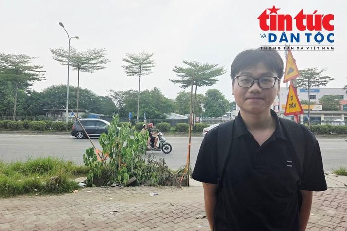 “Sau vụ nam sinh không may rơi xuống cống tử vong, tôi thấy những vị trí cống mất nắp như thế này rất đáng lo. Cần có biện pháp xử lý triệt để, không nên chỉ dùng cành cây hay vật dụng tạm thời để che chắn”, Việt Anh chia sẻ.