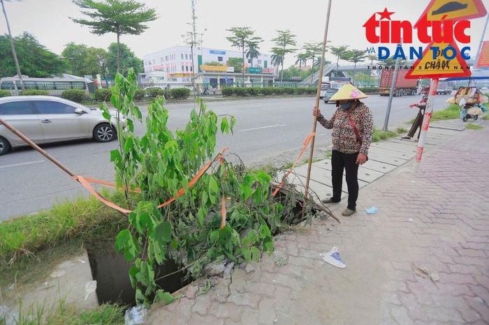 Cống mất nắp nước sâu, nằm ngay tại điểm chờ xe buýt.