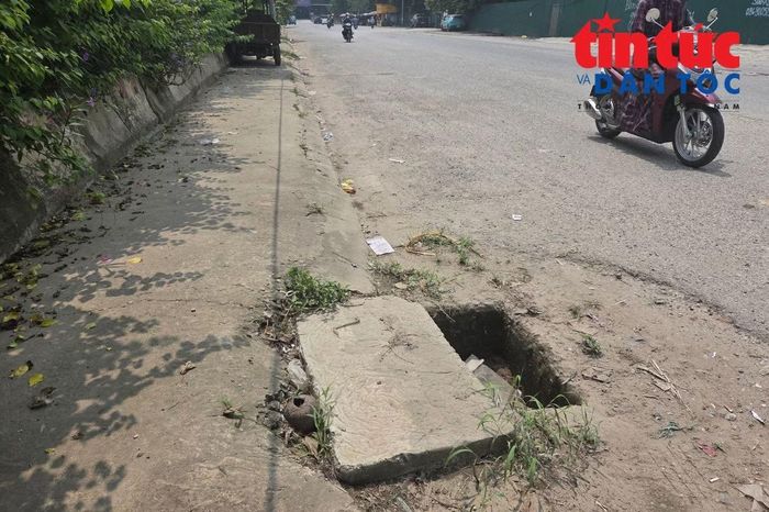 Những khoảng trống sâu nằm thấp hơn mặt đường khiến người đi qua khó nhận biết, đặc biệt khi trời mưa, nước ngập che khuất miệng cống.