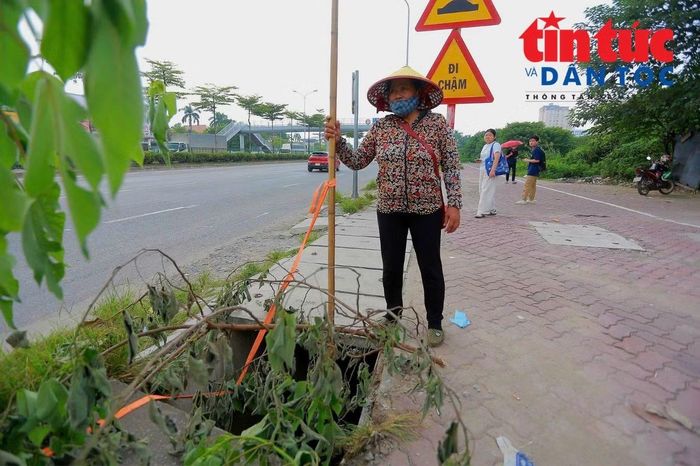 “Cống sâu, nước lại ngập nên nếu không may rơi xuống rất nguy hiểm. Người lớn còn có thể tránh, chứ trẻ nhỏ chẳng may sảy chân xuống thì rất khó lường”, bà Minh nói.
