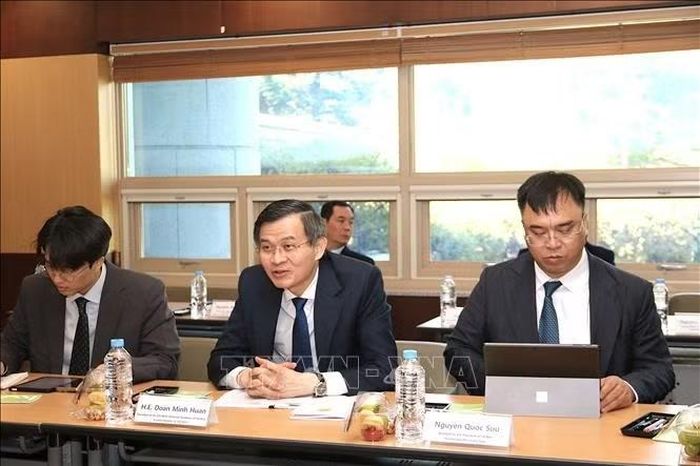Đồng chí Đoàn Minh Huấn - Giám đốc Học viện Chính trị quốc gia Hồ Chí Minh (giữa) trong buổi làm việc với KOICA, ngày 21/9. Ảnh: Khánh Vân/PV TTXVN tại Hàn Quốc