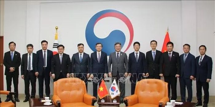 Đoàn đại biểu Việt Nam và Hàn Quốc chụp ảnh lưu niệm. Ảnh: Khánh Vân/PV TTXVN tại Hàn Quốc