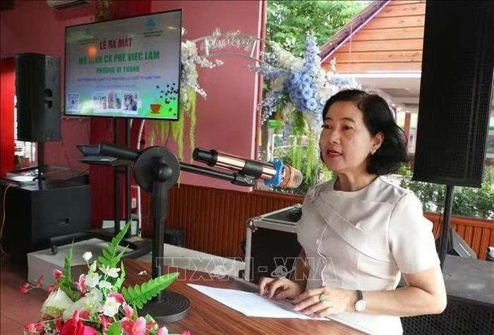 Bà Trần Xuân Duyên, Phó Giám đốc trung tâm Dịch vụ "Việc làm thành phố Cần Thơ", phát biểu tại buổi ra mắt. Ảnh: Duy Khương/TTXVN