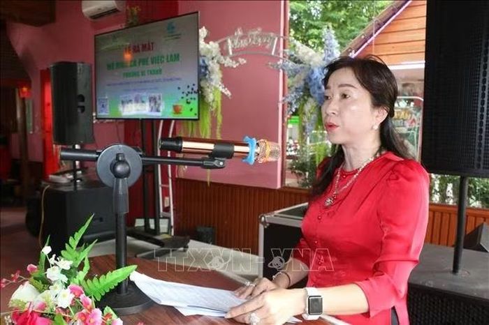 Bà Võ Thị Hồng Lan, Phó Chủ tịch Ủy ban MTTQ Việt Nam phường, Chủ tịch Hội LHPN phường Vị Thanh, Chủ nhiệm mô hình "Cà phê việc làm phường Vị Thanh" phát biểu tại buổi ra mắt. Ảnh: Duy Khương /TTXVN