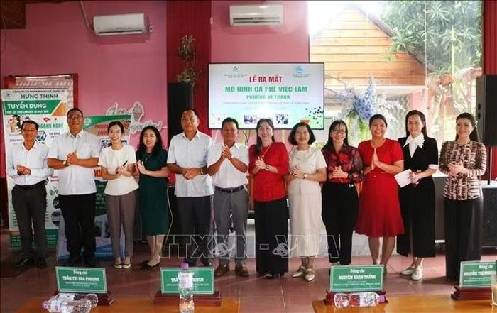Quang cảnh ra mắt mô hình “Cà phê việc làm phường Vị Thanh”. Ảnh: Duy Khương/TTXVN