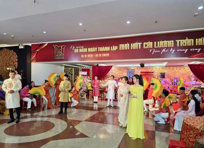 Không khí Giỗ Tổ nghề tại Nhà hát Cải lương Trần Hữu Trang.