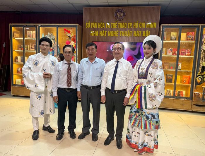 Ông Trần Thế Thuận, Giám đốc Sở Văn hoá và Thể thao (thứ 2 từ phải qua) chụp hình cùng Ban lãnh đạo và các nghệ sĩ Nhà hát Nghệ thuật Hát Bội TP Hồ Chí Minh.