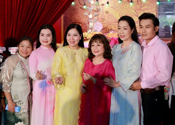 NSND Trịnh Kim Chi, Chủ tịch Hội Sân khấu TP Hồ Chí Minh (thứ 2 từ phải qua) hội ngộ cùng các nghệ sĩ cải lương trong ngày Giỗ Tổ nghề sân khấu.