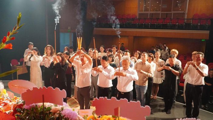 Ban lãnh đạo và cán bộ Trung tâm Nghệ thuật TP Hồ Chí Minh dâng hương tưởng nhớ Tổ nghiệp.