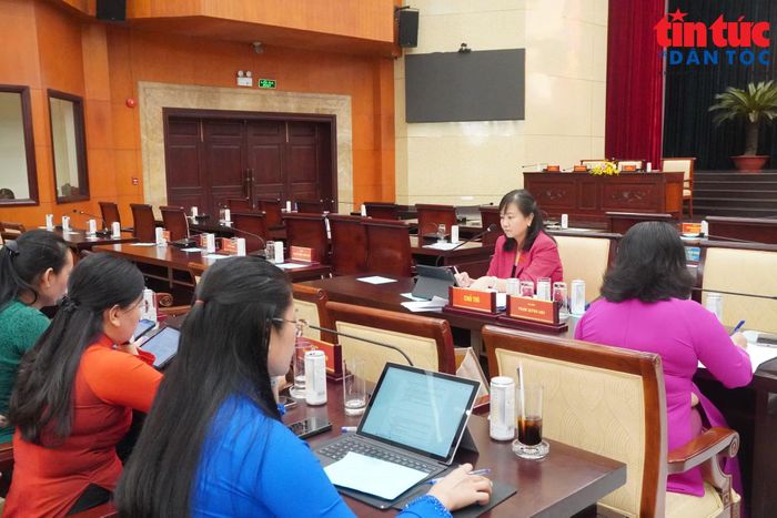 Các đại biểu HĐND TP Hồ Chí Minh tham gia thảo luận tại tổ.
