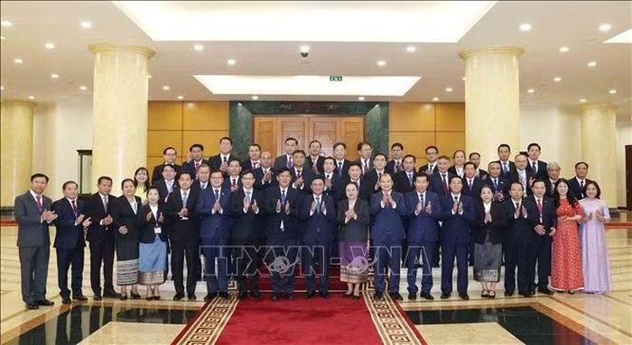 Thường trực Ban Bí thư Trần Cẩm Tú và đại biểu cùng Đoàn cán bộ cấp Thứ trưởng và tương đương của Đảng Nhân dân Cách mạng Lào chụp ảnh chung. Ảnh: Phương Hoa/TTXVN