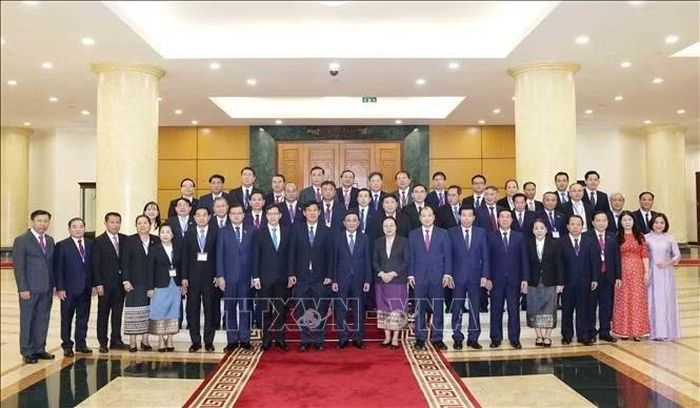 Thường trực Ban Bí thư Trần Cẩm Tú và đại biểu cùng Đoàn cán bộ cấp Thứ trưởng và tương đương của Đảng Nhân dân Cách mạng Lào chụp ảnh chung. Ảnh: Phương Hoa/TTXVN