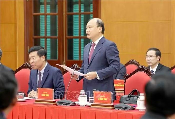 Đồng chí Lê Hải Bình, Uỷ viên Trung ương Đảng, Phó Giám đốc Thường trực Học viện Chính trị Quốc gia Hồ Chí Minh báo cáo tại buổi tiếp. Ảnh: Phương Hoa/TTXVN