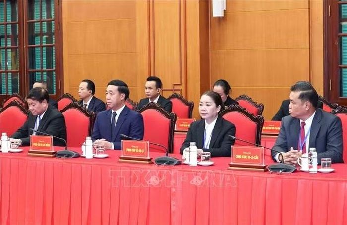 Các đồng chí cán bộ cấp Thứ trưởng và tương đương của Đảng Nhân dân Cách mạng Lào tại buổi tiếp. Ảnh: Phương Hoa/TTXVN